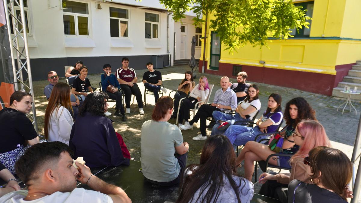 Cum ne pregătim pentru un seism major. 22 de tineri de la The Youth au simulat primele 24 de ore de după cutremur